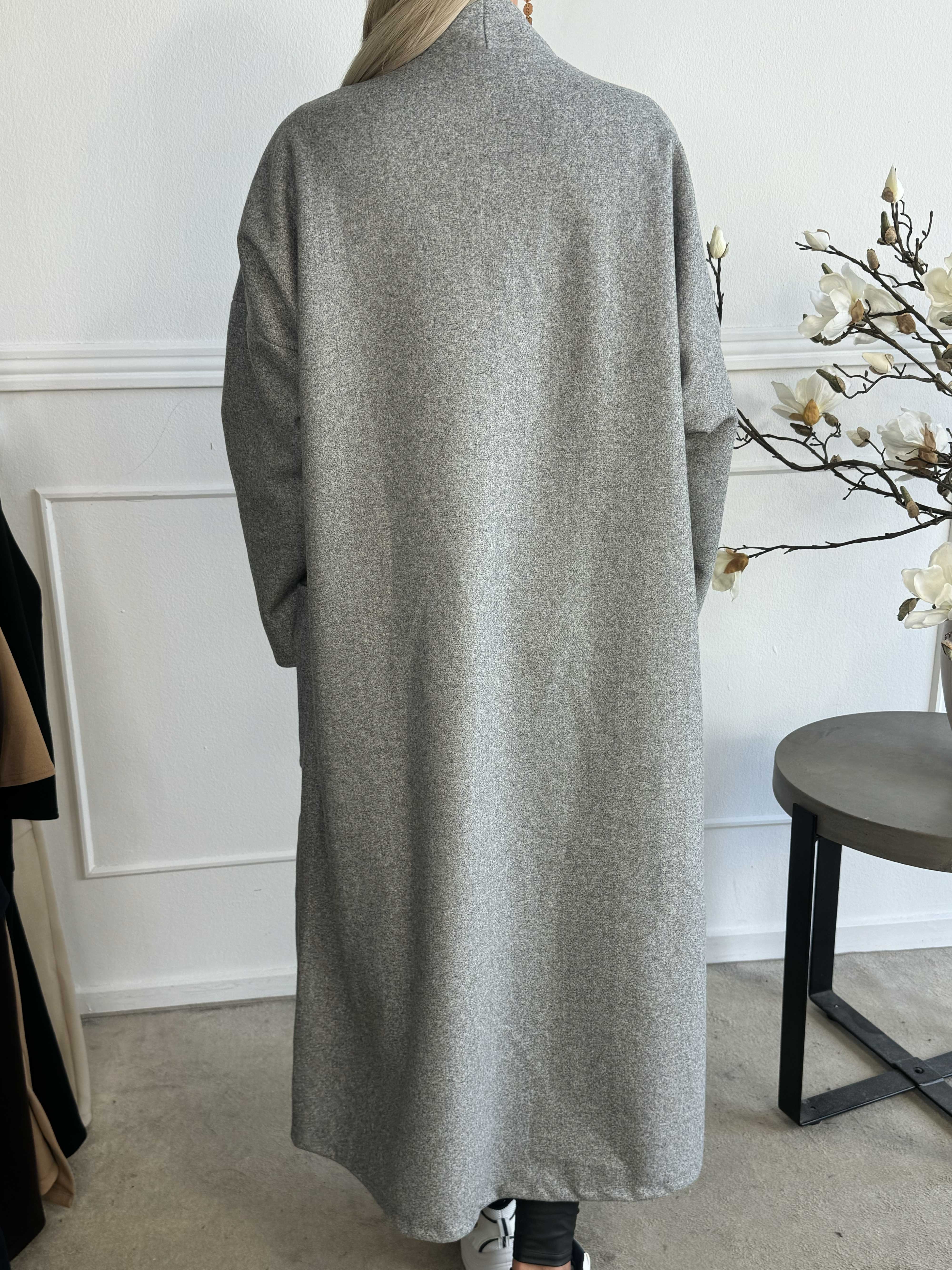 Abbelin - Lång oversized kappa med dekorativa knappar